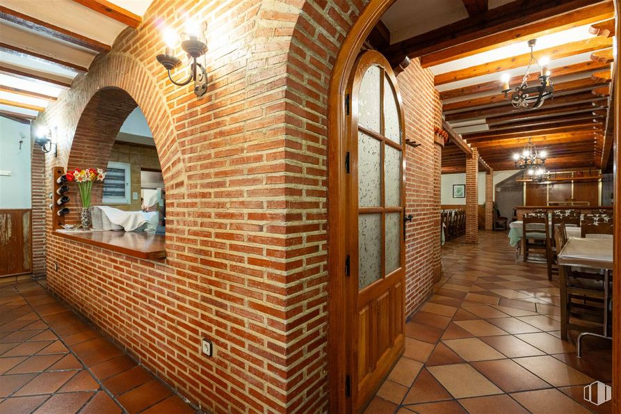 Retail for rent at Plaza San Isidro, 5, Torremocha de Jarama, Madrid, 28189 with lighting, chandelier, light fixture, door, property, wood, brick, brickwork, orange and architecture around