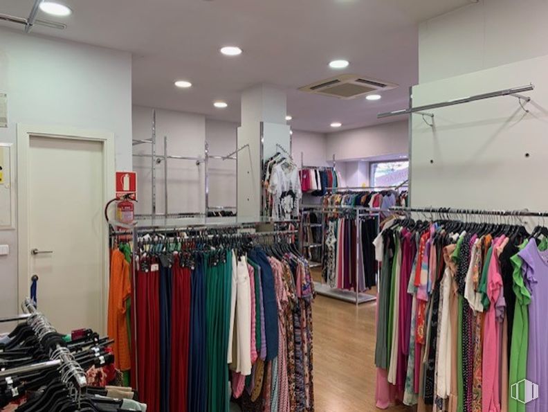 Local en alquiler y venta en Calle Marroquina, Moratalaz, Madrid, 28030 con ropa, puerta, ropa de calle, percha, moda, estante, interiorismo, camiseta, venta al por menor y ropa deportiva alrededor