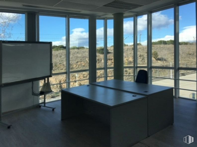 Oficina en alquiler en Edificio Oficant, Ronda Poniente, 15, Tres Cantos, Madrid, 28760 con escritorio, televisión, cielo, propiedad, edificio, nube, mesa, accesorio, madera y sombra alrededor