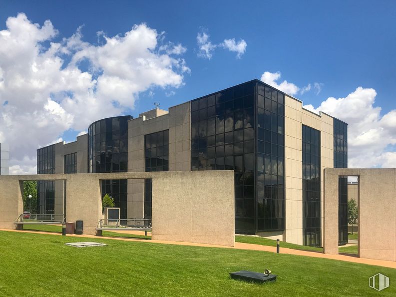 Office for rent at Edificio L, Calle Caléndula, 93, Alcobendas, Madrid, 28100 with building, cloud, sky, plant, house, land lot, urban design, tree, grass and facade around