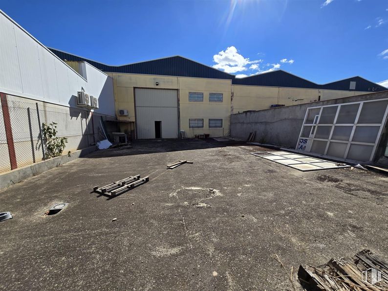 Nave en alquiler en Zona industrial, Yuncos, Toledo, 45210 con cielo, propiedad, nube, superficie de la carretera, ventana, asfalto, lote de terreno, edificio, neumático de automoción y zona residencial alrededor