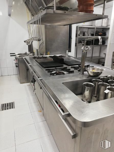 Retail for rent at Centro Comercial La Rotonda, Plaza Toro, 1, Tres Cantos, Madrid, 28760 with tableware, cabinetry, countertop, kitchen stove, kitchen appliance, cooktop, tap, gas stove, kitchen and kitchen sink around