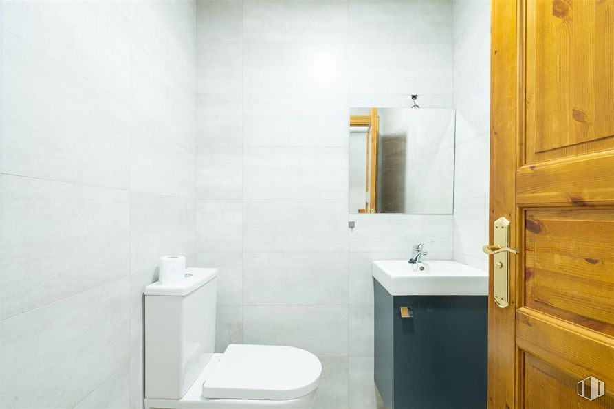 Industrial for sale & for rent at Calle Fontaneros, Villaviciosa de Odón, Madrid, 28670 with toilet, door, bathroom cabinet, sink, tap, mirror, plumbing fixture, bathroom sink, building and cabinetry around