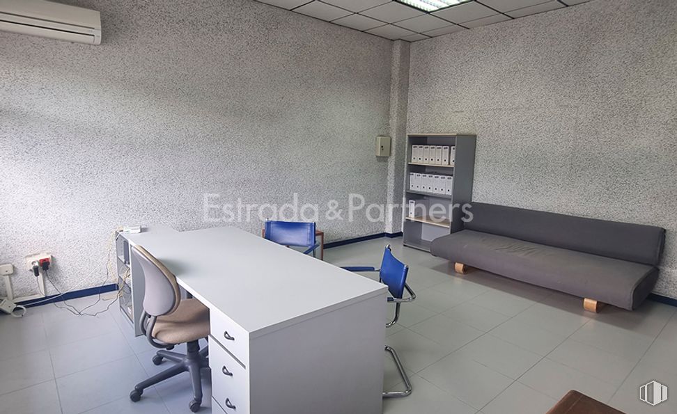 Nave en venta en Calle Resina, Villaverde, Madrid, 28021 con sofá, escritorio, silla, edificio, diseño de interiores, piso, pavimento, accesorio, espacio y techo alrededor