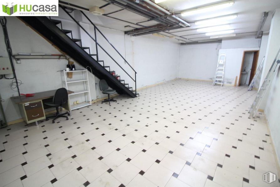 Retail for sale & for rent at Zona Santa Teresa, Toledo, 45004 with desk, chair, architecture, interior design, hall, floor, flooring, stairs, wall and wood around