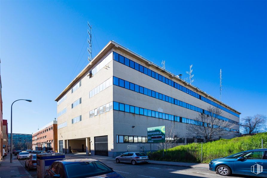 Nave en alquiler en Calle Duquesa de Tamames, 75, Carabanchel, Madrid, 28044 con coche, edificio, luz de la calle, rueda, neumático, luz de estacionamiento, vehículo terrestre, cielo, vehículo y azul alrededor