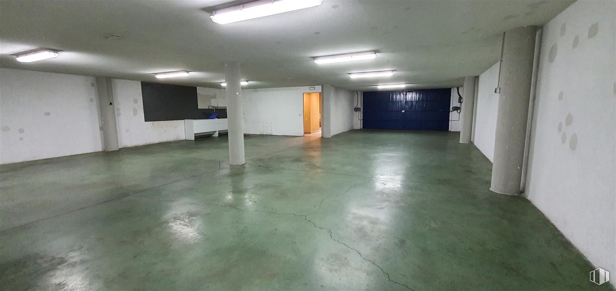 Nave en venta en Calle Alquimia, 14, Móstoles, Madrid, 28933 con lámpara, alumbrado, edificio, accesorio, suelo, suelos, hall, material compuesto, techo y hormigón alrededor