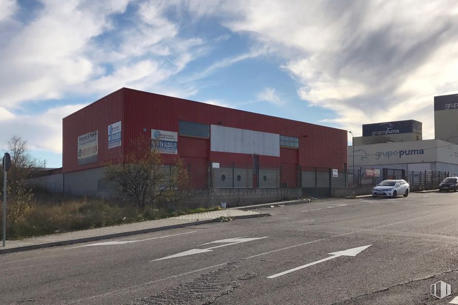 Industrial for sale & for rent at Travesía Palmera, Arganda del Rey, Madrid, 28500 with building, cloud, sky, plant, window, tire, asphalt, road surface, wall and commercial building around