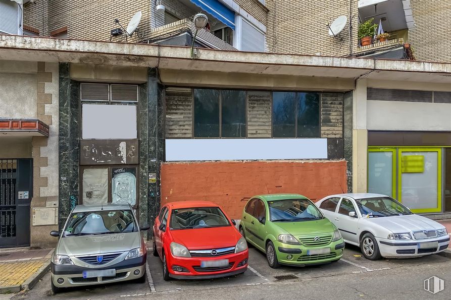 Local en venta en Calle Real, Parla, Madrid, 28980 con coche, luz de estacionamiento, neumático, vehículo terrestre, vehículo, rueda, ventana, matrícula del vehículo, vehículo de motor y diseño automovilístico alrededor