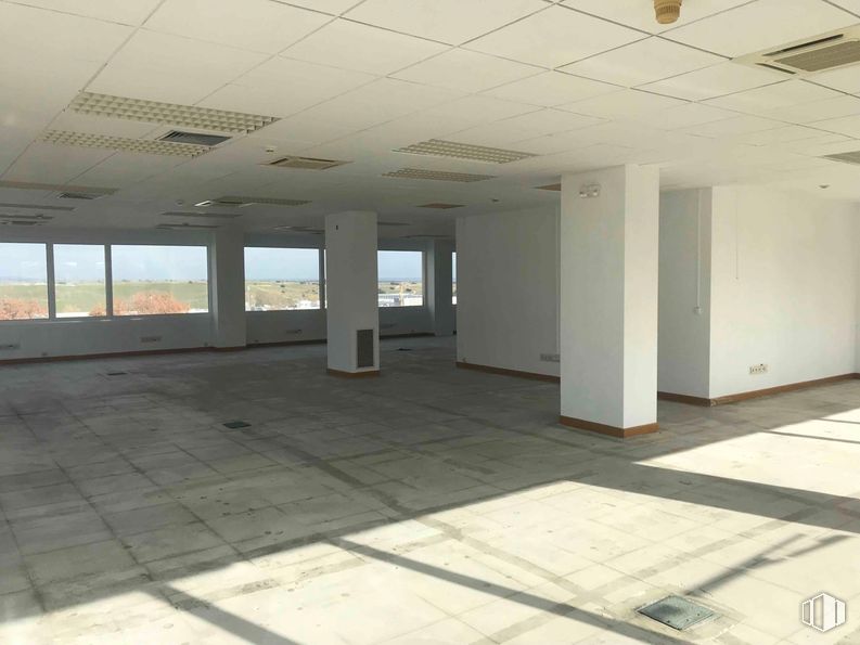 Office for rent at Zona Tres Cantos, Tres Cantos, Madrid, 28760 with floor, ceiling, flooring, interior design, composite material, glass, building material, tile flooring, daylighting and cleanliness around