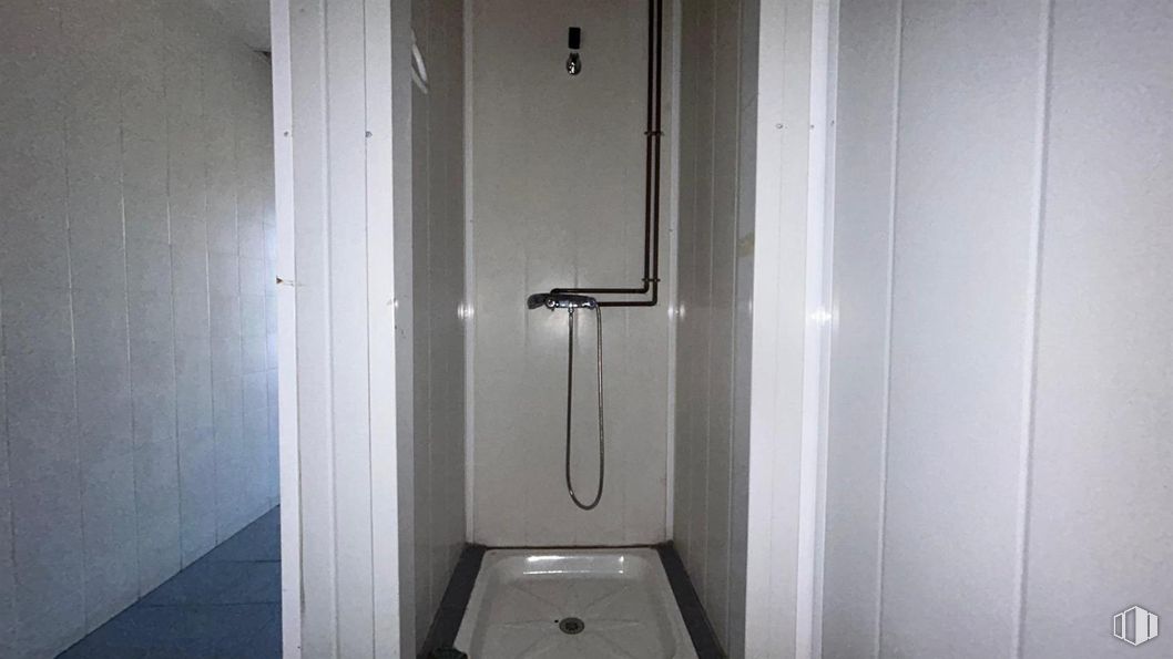 Industrial for sale at P.I. Urtinsa, Alcorcón, Madrid, 28923 with toilet, wall, flooring, floor, composite material, grey, bathroom, glass, plumbing fixture and tile around