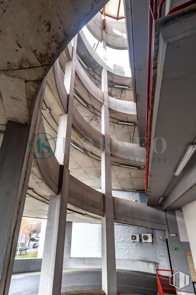 Industrial for rent at Edificio Novosur, Avenida Rosales, 42, Villaverde, Madrid, 28041 with wood, automotive tire, material property, composite material, rim, facade, circle, beam, pattern and glass around