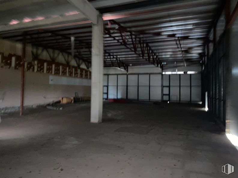 Industrial for rent at Zona industrial, Getafe, Madrid, 28905 with floor, ceiling, flooring, hall, daylighting, beam, building material, transparency, loft and fluorescent lamp around