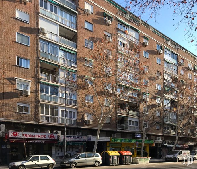 Retail for rent at Calle Antonio López, 47, Carabanchel, Madrid, 28019 with car, building, tire, daytime, property, automotive parking light, wheel, window, vehicle and sky around