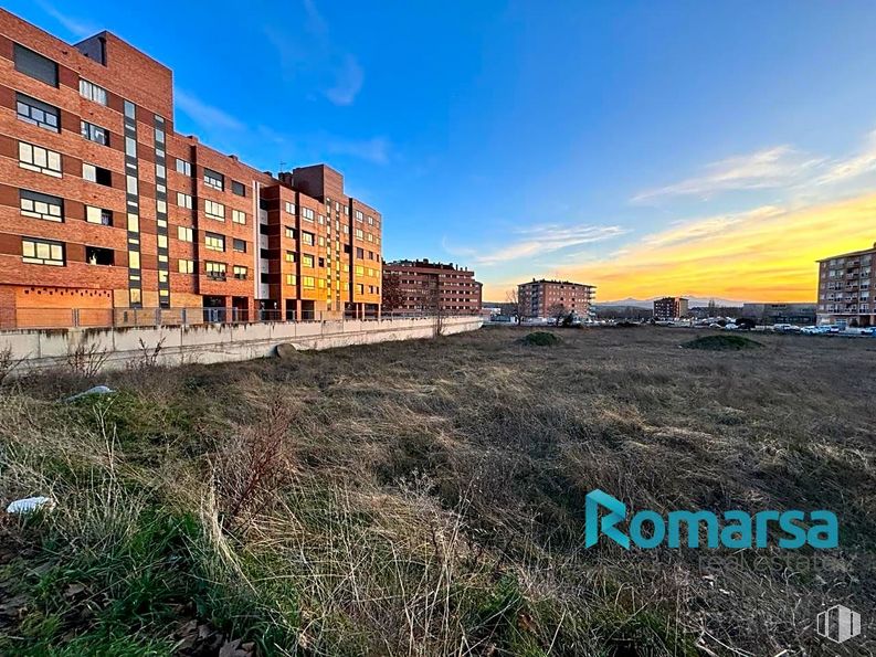 Land for sale at Avenida de la Juventud, Ávila, 05003 with building, cloud, sky, plant, natural landscape, urban design, grass, tower block, landscape and residential area around