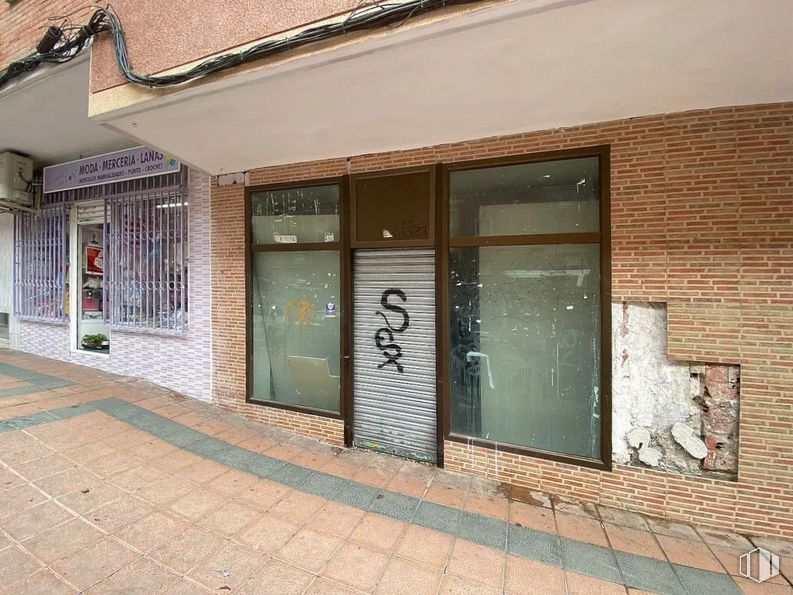 Local en alquiler y venta en Calle Doctor Barraquer, Getafe, Madrid, 28903 con puerta, superficie de la carretera, accesorio, albañilería, edificio, ladrillo, barrio, fachada, acera y casa alrededor