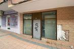 Retail for sale & for rent at Calle Doctor Barraquer, Getafe, Madrid, 28903 with door, road surface, fixture, brickwork, building, brick, neighbourhood, facade, sidewalk and house around