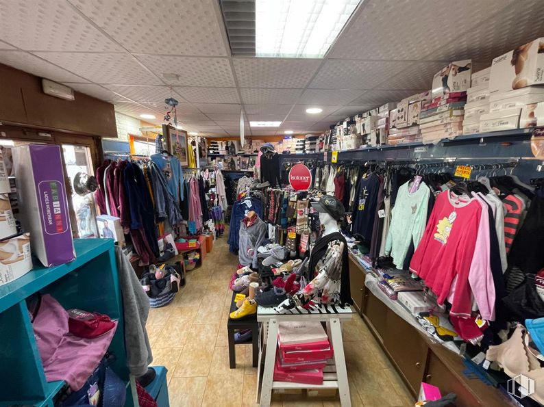 Local en venta en Centro, Moralzarzal, Madrid, 28411 con persona, ropa, venta al por menor, vaqueros, bolsa, tienda outlet, percha, mercado, estantería y limpieza alrededor