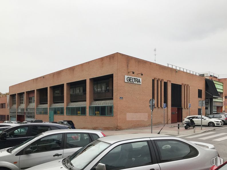 Office for rent at Calle Manuel Tovar, 16, Fuencarral - El Pardo, Madrid, 28034 with car, building, window, automotive parking light, tire, land vehicle, wheel, sky, vehicle and property around