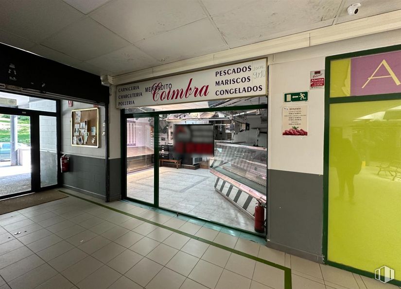 Local en alquiler y venta en Galería Comercial Zoco, Calle Tamarindo, 13, Móstoles, Madrid, 28935 con accesorio, suelo, suelos, vidrio, techo, evento, publicidad, ciudad, material compuesto y fachada alrededor