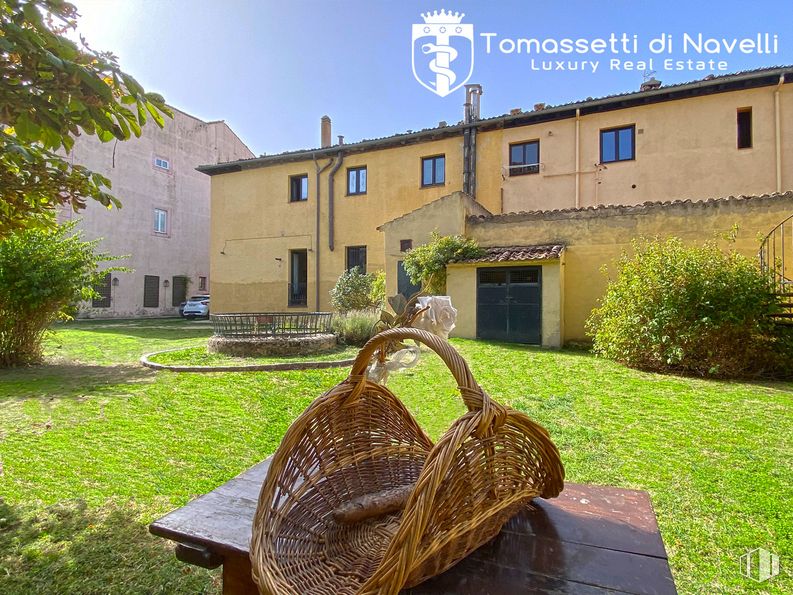 Retail for sale at Zona Centro, San Ildefonso, Segovia, 40100 with infant bed, plant, window, building, sky, grass, tree, wood, leisure and urban design around