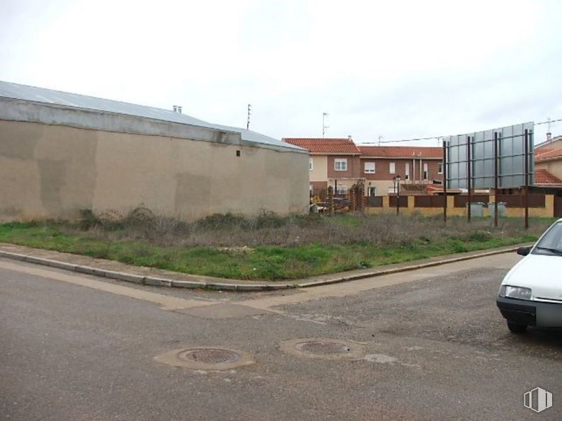 Land for sale at Calle Luna, Pozo de Guadalajara, Guadalajara, 19161 with car, house, automotive parking light, sky, property, cloud, plant, building, vehicle and road surface around