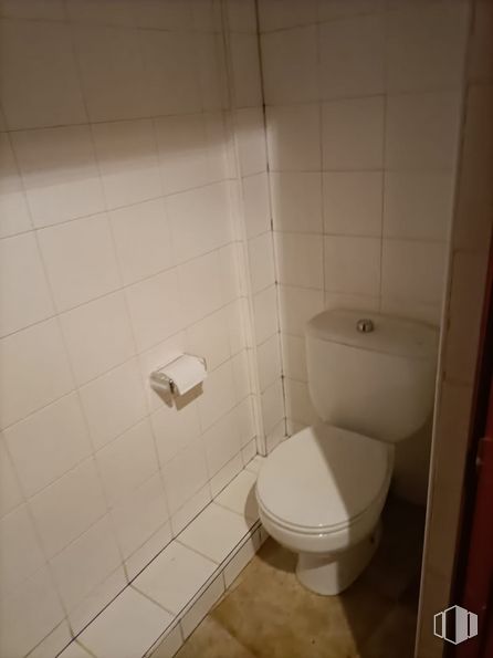 Local en venta en Avenida Portugal, Toledo, 45005 con inodoro, marrón, asiento del inodoro, cuarto de baño, suelo, madera, suelos, madera dura, suministro doméstico y fontanería alrededor