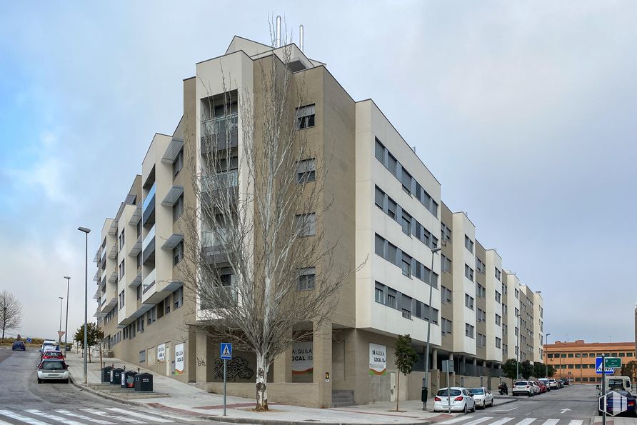 Local en alquiler en Calle Igualdad, 4, San Fernando de Henares, Madrid, 28830 con edificio, cielo, nube, día, propiedad, luz de la calle, ventana, coche, bloque de torres y rueda alrededor