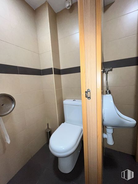 Local en alquiler en Calle San Germán, Tetuán, Madrid, 28020 con inodoro, propiedad, cuarto de baño, accesorio, morado, interiorismo, asiento del inodoro, suelo, pared y suelos alrededor