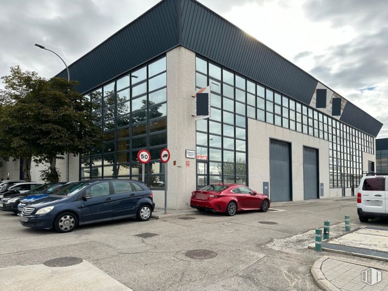 Nave en alquiler en Zona empresarial, Getafe, Madrid, 28906 con coche, luz de estacionamiento, vehículo terrestre, rueda, neumático, nube, vehículo, cielo, propiedad y diseño automovilístico alrededor