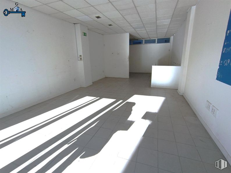 Retail for rent at Calle Miguel de Unamuno, 3, Fuenlabrada, Madrid, 28944 with flooring, floor, ceiling, composite material, tile flooring, concrete, tile, building material, daylighting and plaster around