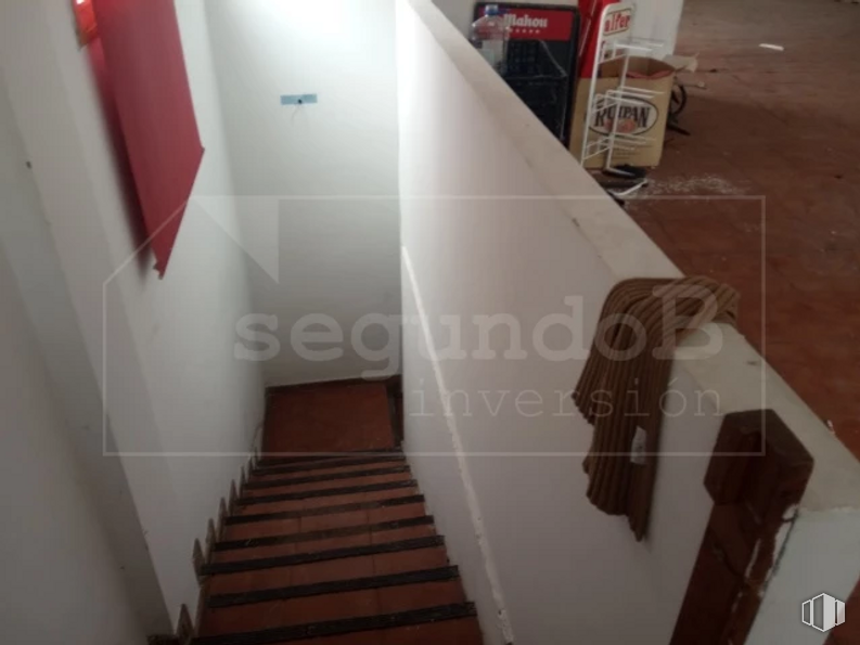 Local en venta en Calle San Roque, 1, Valdetorres de Jarama, Madrid, 28150 con productos envasados, madera, escaleras, edificio, suelo, suelos, triángulo, madera dura, fuente y casa alrededor