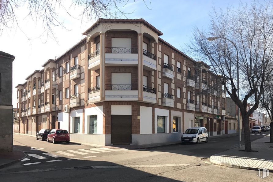 Retail for sale & for rent at Calle Cáceres, 5, Sonseca, Toledo, 45100 with building, car, land vehicle, sky, wheel, property, window, cloud, tire and vehicle around