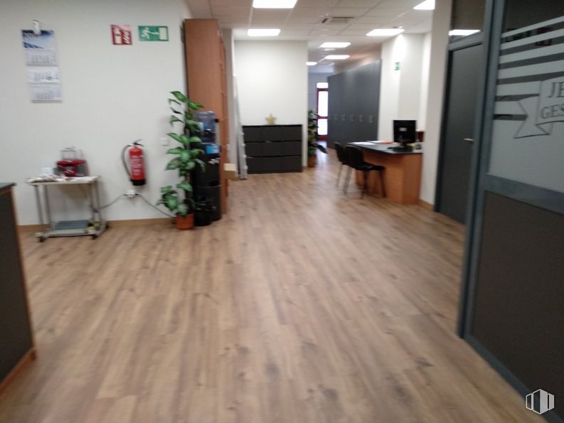 Oficina en alquiler en Calle Escaño, Getafe, Madrid, 28901 con silla, mesa, edificio, madera, planta de interior, interiorismo, suelos, suelo, hall y planta alrededor