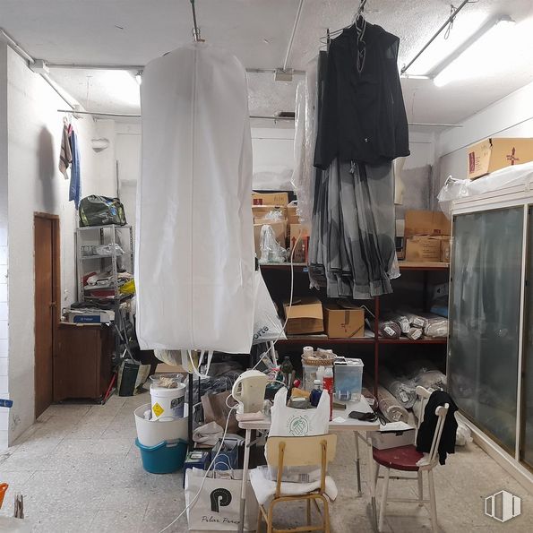 Local en alquiler y venta en Calle Buena Madre, 12, Pinto, Madrid, 28320 con ropa de calle, silla, vestir, propiedad, interiorismo, diseño automovilístico, suelo, madera, suelos y techo alrededor