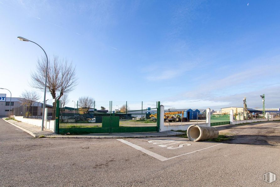 Land for rent at Camino Isla, Arganda del Rey, Madrid, 28500 with street light, sky, cloud, plant, asphalt, road surface, tree, building, gas and road around