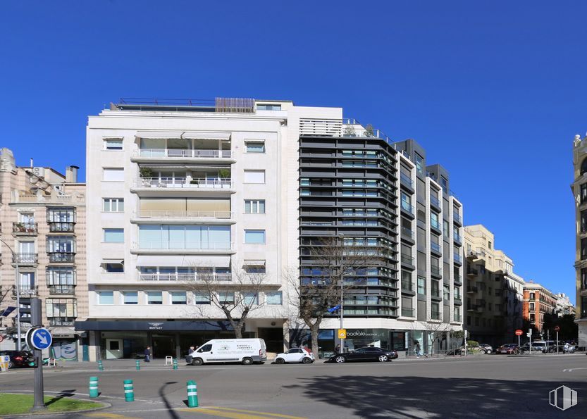 Local en alquiler en Retiro-Recoletos, Salamanca, Madrid, 28001 con edificio, cielo, ventana, diseño urbano, bloque de pisos, vehículo, condominio, barrio, luz de la calle y zona residencial alrededor