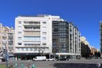 Retail for rent at Retiro-Recoletos, Salamanca, Madrid, 28001 with building, sky, window, urban design, tower block, vehicle, condominium, neighbourhood, street light and residential area around