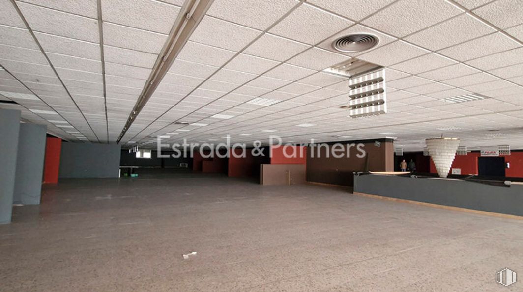 Nave en venta en Calle Gorrión, Fuenlabrada, Madrid, 28946 con edificio, sombra, hall, accesorio, suelo, suelos, techo, aparcamiento, ciudad y asfalto alrededor