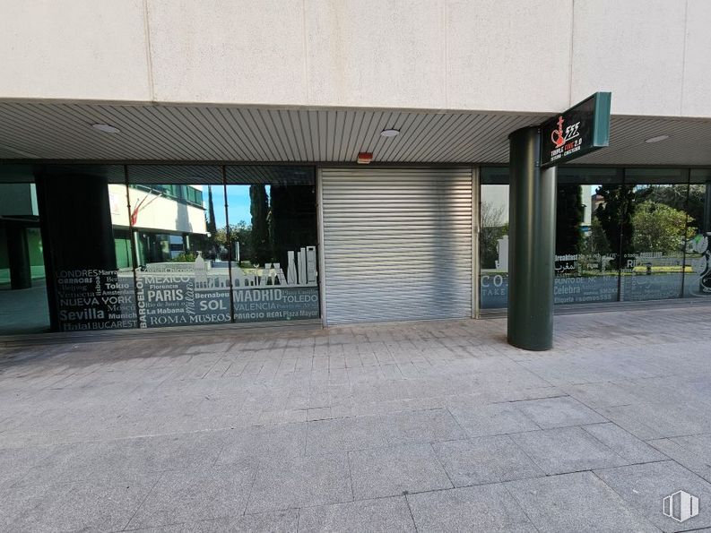 Local en venta en Calle Hermanos García Noblejas, 37 A, San Blas - Canillejas, Madrid, 28037 con accesorio, asfalto, material compuesto, gas, superficie de la carretera, ciudad, fachada, sombra, aparcamiento y hormigón alrededor