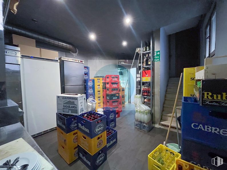 Local en venta en Paseo Marqués Zafra, Salamanca, Madrid, 28028 con estantería, máquina, estante, envasado y etiquetado, botella, venta al por menor, envases de cartón, plástico, tienda y caja alrededor