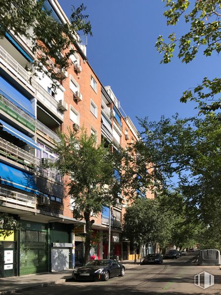 Retail for sale at Calle Manuel Ferrero, 5, Chamartín, Madrid, 28036 with car, building, sky, tree, window, urban design, condominium, residential area, woody plant and road surface around