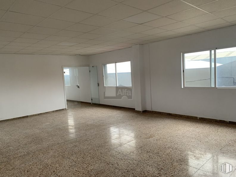 Nave en venta en Polígono Industrial Nuestra Señora de Butarque, Leganés, Madrid, 28914 con ventana, accesorio, hall, suelo, suelos, madera, sombra, material compuesto, techo y tintes y matices alrededor