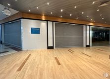 Retail for rent at Centro Comercial Bulevar Getafe, Calle Isabel Allende, 4, Getafe, Madrid, 28903 with lighting, window blind, building, wood, hall, interior design, flooring, floor, wall and laminate flooring around