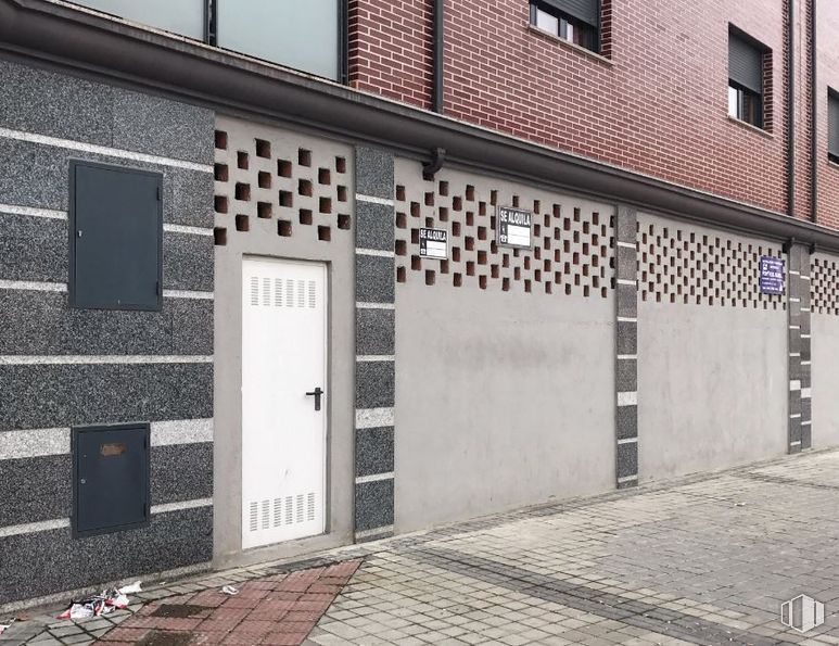 Retail for sale & for rent at Avenida Derechos Humanos, 30, Ávila, 05003 with door, window, daytime, building, wood, fixture, road surface, brickwork, asphalt and brick around