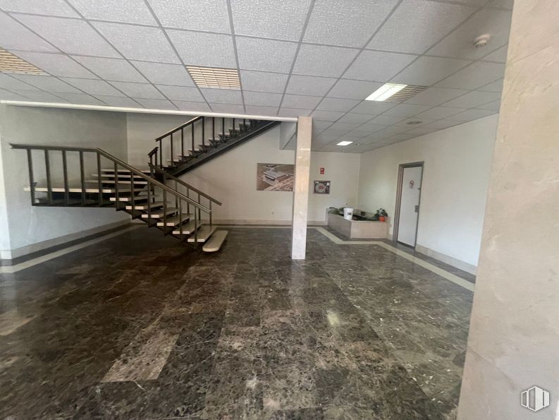 Nave en venta en Polígono industrial La Ermita, Parla, Madrid, 28980 con edificio, pasillo, accesorio, madera, piso, suelo, techo, madera, hormigón y espacio alrededor