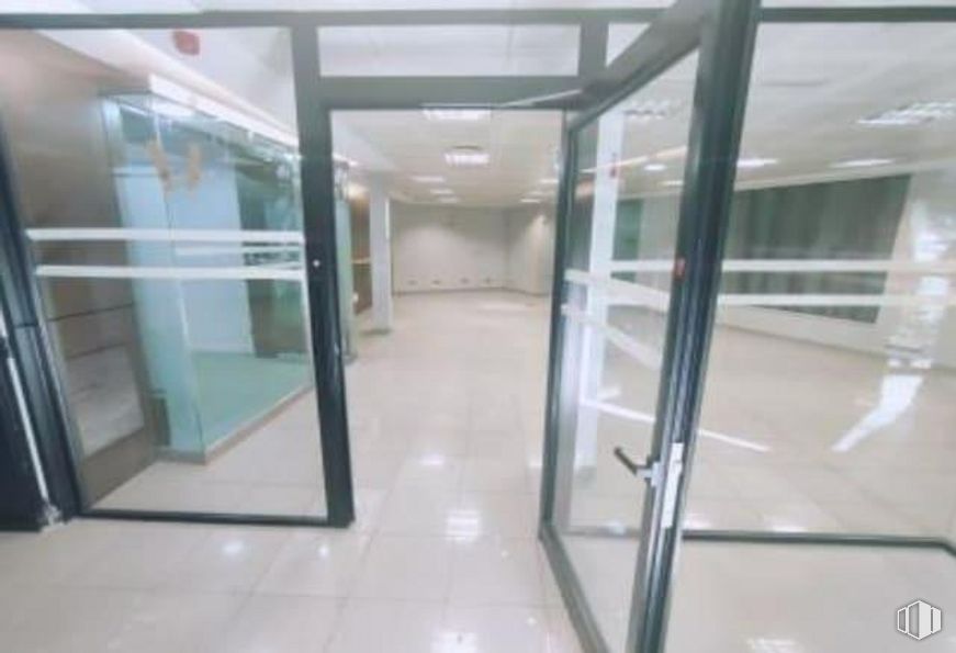 Retail for sale & for rent at Calle Leopoldo Alas Clarín, Fuencarral - El Pardo, Madrid, 28035 with door, window, building, fixture, flooring, floor, vehicle door, automotive exterior, glass and composite material around