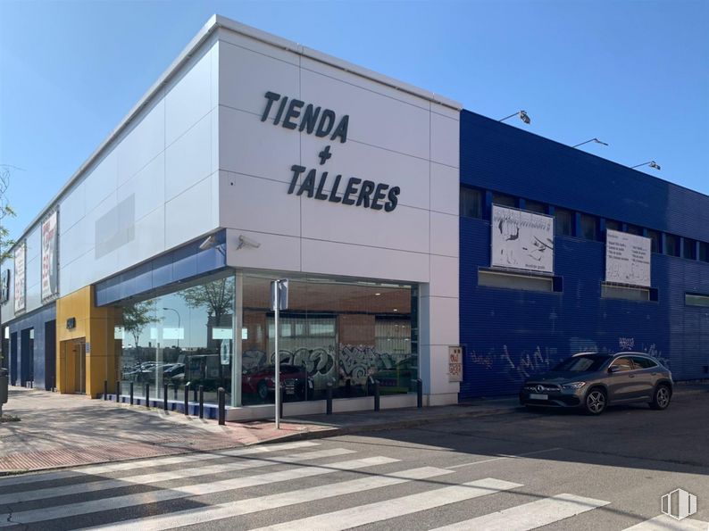 Nave en alquiler y venta en Calle Constitución, 84, Fuenlabrada, Madrid, 28946 con coche, rueda, cielo, neumático, edificio, infraestructura, vehículo, luz de estacionamiento, ventana y edificio comercial alrededor