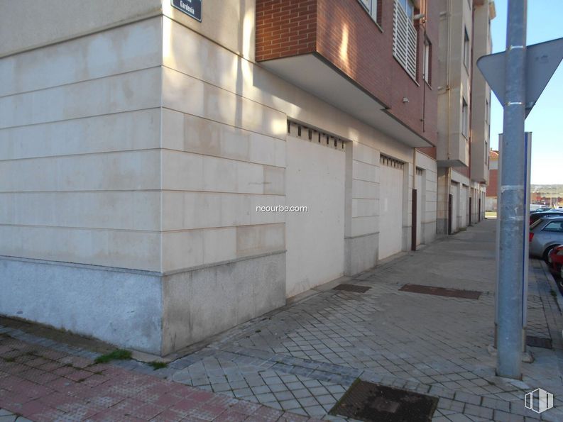 Local en venta en Avenida Derechos Humanos, Ávila, 05003 con edificio, superficie de la carretera, ventana, arquitectura, diseño urbano, asfalto, acera, ladrillo, material compuesto y fachada alrededor