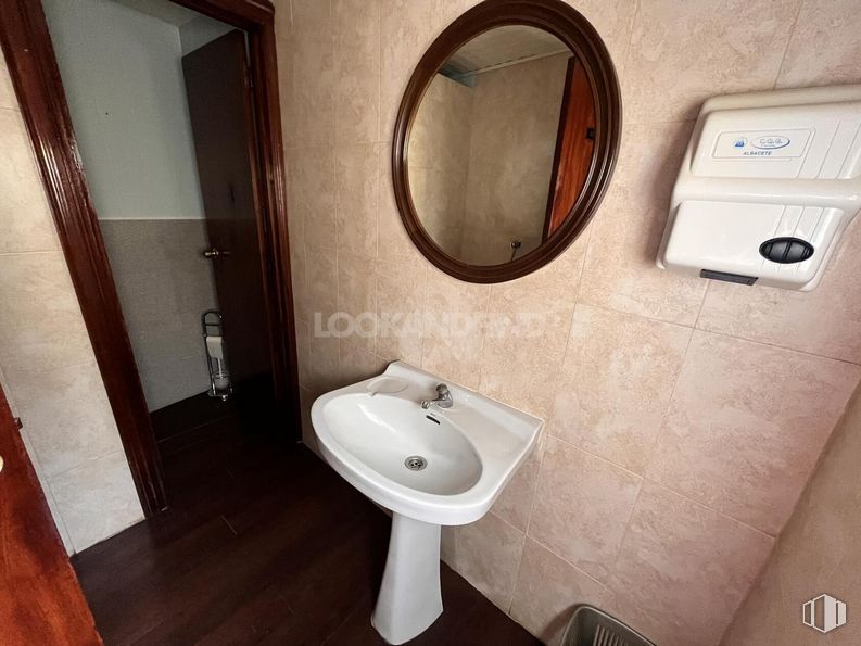 Local en venta en Calle Constitución, Daganzo de Arriba, Madrid, 28814 con espejo, fregadero, accesorio de plomería, grifo, propiedad, lavabo, baño, púrpura, madera y interiorismo alrededor